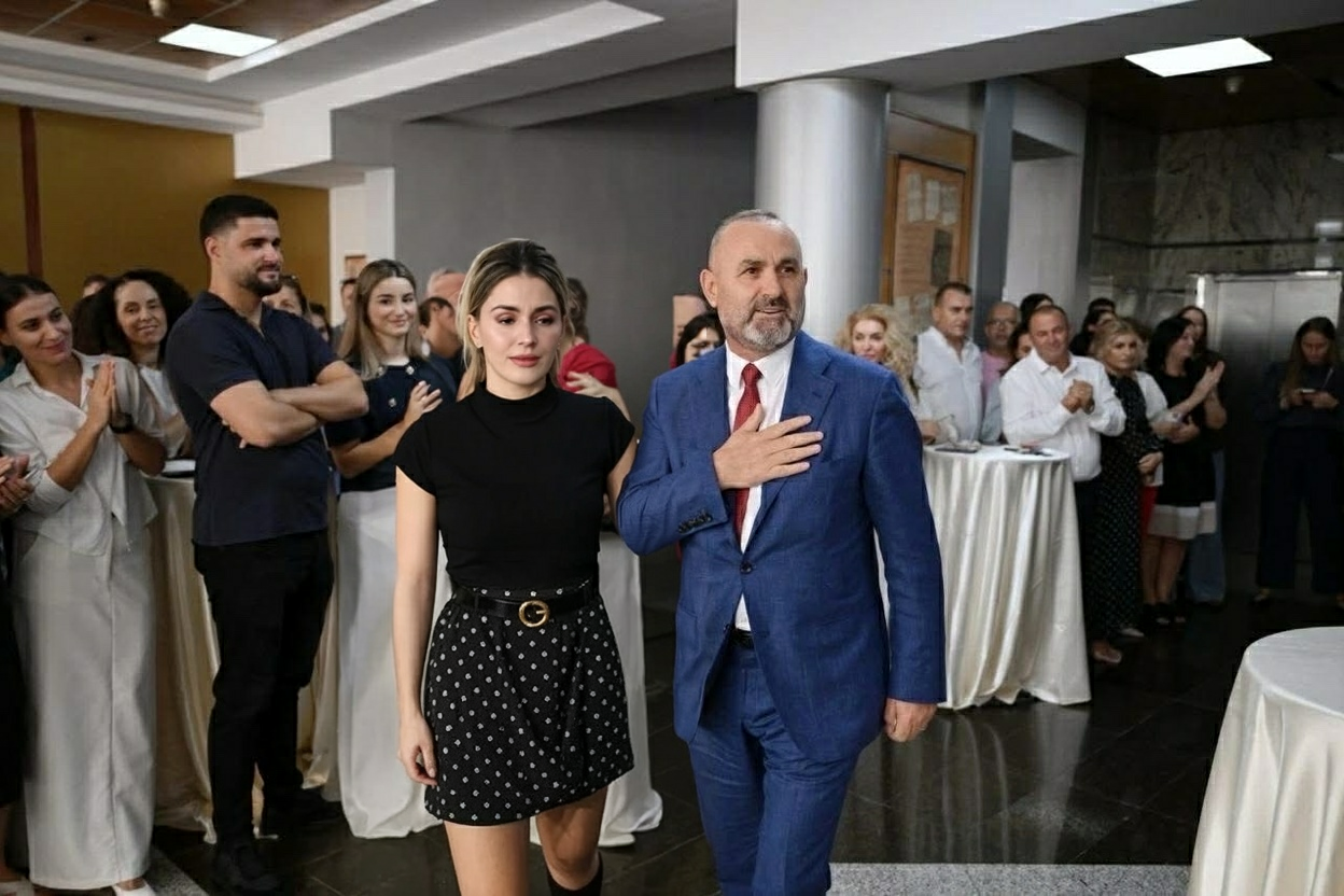 Sindi Xhunglini gruaja Tedi Blushi